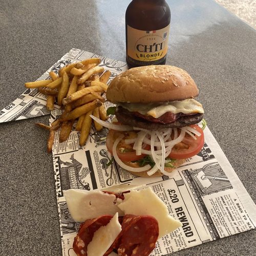 Burger au Comté, tomate et oignons, servi avec des frites