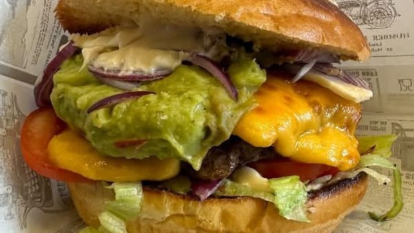 Gros plan sur un burger de La Baraque à Biloute