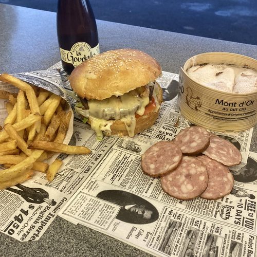 Burger au Mont d'Or coulant, avec saucisse de Morteau et frites