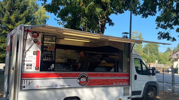 Le camion La Baraque à Biloute ouvert, en plein service