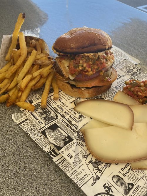 Tranches de fromage du Jura posées à côté d'un burger